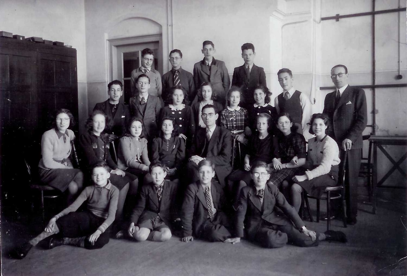 Joods Lyceum Klas 1B-HBS-1941-1942, met Rachel Blok, tweede rij van boven, derde vanaf links (Bron: M.S.R. Mihon)